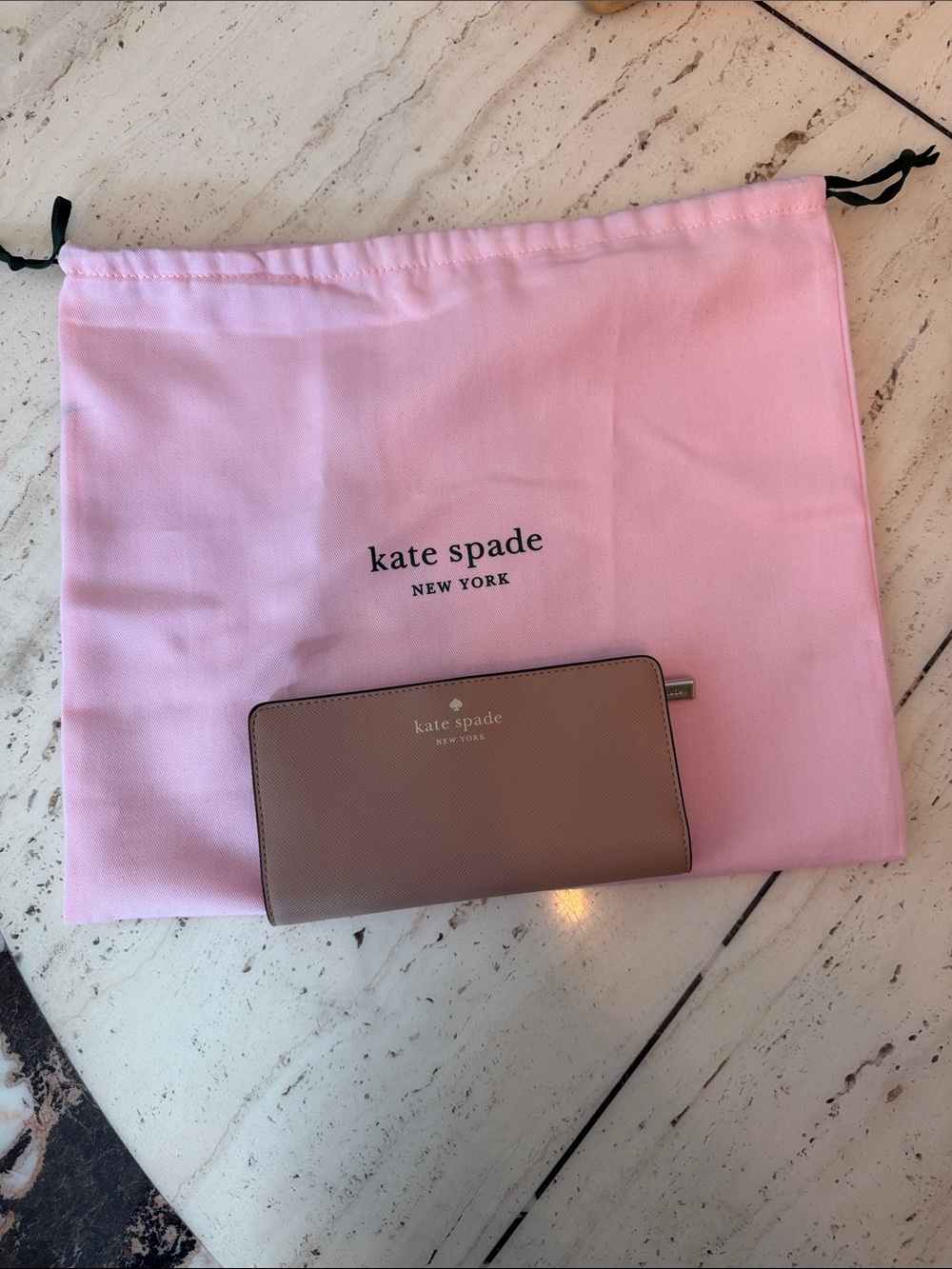 NWT Kate Spade Slim Bifold Brynn Wallet in Light Fawn Saffiano PVC & Dust Bag